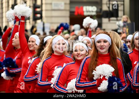 London, Großbritannien. Varsity Spirit Cheerleader. Am 01.01.2024 versammelten sich Menschenmassen in Central London, um die 37. London Silvester Parade oder LNYDP, wie sie genannt wurde, zu sehen. Stockfoto