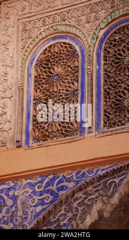 Arabisches Fenster mit kunstvollem Design Stockfoto