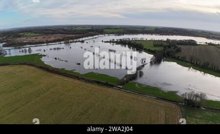 Der Fluss Yare bei Postwick Norfolk UK, der die Auen überschwemmt hat Stockfoto