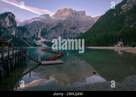 Pragser See bei Sonnenaufgang, Dolomiten, Italien Stockfoto