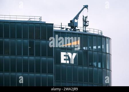 Düsseldorf 01.01.2024 Logo Schriftzug Leuchtreklame EY Ernst & Young Wirtschaftsprüfung Steuerberatung Wirtschaftprüfer Steuerberater Wirecard Bürohochhaus Graf-Adolf-Platz GAP1 Düsseldorf Nordrhein-Westfalen Deutschland *** Düsseldorf 01 01 2024 Logo Schriftzug Neonschild EY Ernst Young Wirtschaftsprüfung Steuerberatung Wirtschaftsprüfer Steuerberater Wirecard Büroturm Graf Adolf Platz GAP1 Düsseldorf Nordrhein-Westfalen Deutschland Stockfoto