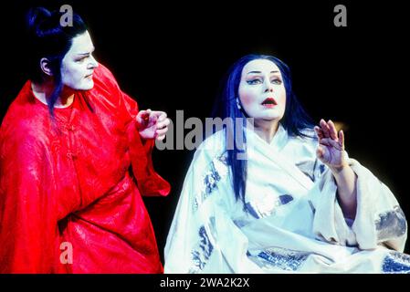 Vladimir Popov (Calaf), Gwyneth Jones (Prinzessin Turandot) in TURANDOT an der Royal Opera, Covent Garden, London WC2 20/02/1993 Musik: Giacomo Puccini Libretto: Giuseppe Adami & Renato Simoni Dirigent: Mark Ermler Design: Sally Jacobs Beleuchtung: F Mitchell Dana Choreographie: Kate Flatt Regie: Andrei Serban Stockfoto