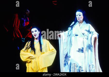l-r: Angela Gheorghiu (Liu), Gwyneth Jones (Prinzessin Turandot) in TURANDOT an der Royal Opera, Covent Garden, London WC2 20/02/1993 Musik: Giacomo Puccini Libretto: Giuseppe Adami & Renato Simoni Dirigent: Daniele Gatti Design: Sally Jacobs Beleuchtung: F Mitchell Dana Choreographie: Kate Flatt Regisseur: Andrei Serban Stockfoto