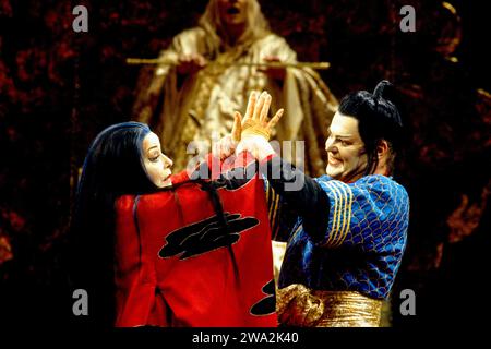 Gwyneth Jones (Prinzessin Turandot), Vladimir Popov (Calaf) in TURANDOT an der Royal Opera, Covent Garden, London WC2 20/02/1993 Musik: Giacomo Puccini Libretto: Giuseppe Adami & Renato Simoni Dirigent: Mark Ermler Design: Sally Jacobs Beleuchtung: F Mitchell Dana Choreographie: Kate Flatt Regie: Andrei Serban Stockfoto