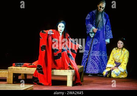 l-r: Gwyneth Jones (Prinzessin Turandot), Gwynne Howell (Timur), Yoko Watanabe (Liu) in TURANDOT an der Royal Opera, Wembley Arena, London 29/12/1991 Musik: Giacomo Puccini Libretto: Giuseppe Adami & Renato Simoni Dirigent: Edward Downes Design: Sally Jacobs Beleuchtung: F Mitchell Dana Choreographie: Kate Flatt Regisseur: Andrei Serban Stockfoto