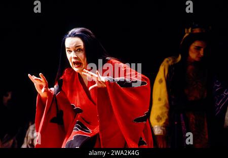 l-r: Gwyneth Jones (Prinzessin Turandot), Helen Donath (Liu) in TURANDOT an der Royal Opera, Covent Garden, London WC2 01/09/1984 Musik: Giacomo Puccini Libretto: Giuseppe Adami & Renato Simoni Dirigent: Colin Davis Design: Sally Jacobs Beleuchtung: F Mitchell Dana Choreographie: Kate Flatt Regisseur: Andrei Serban Stockfoto