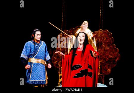 Placido Domingo (Calaf), Gwyneth Jones (Prinzessin Turandot), Robert Tear (Kaiser Altoum – hinten) in TURANDOT an der Royal Opera, Covent Garden, London WC2 01/09/1984 Musik: Giacomo Puccini Libretto: Giuseppe Adami & Renato Simoni Dirigent: Colin Davis Design: Sally Jacobs Beleuchtung: F Mitchell Dana Choreographie: Kate Flatt Regisseur: Andrei Serban Stockfoto