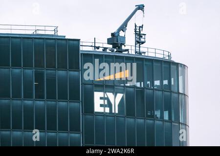 Düsseldorf 01.01.2024 Logo Schriftzug Leuchtreklame EY Ernst & Young Wirtschaftsprüfung Steuerberatung Wirtschaftprüfer Steuerberater Wirecard Bürohochhaus Graf-Adolf-Platz GAP1 Düsseldorf Nordrhein-Westfalen Deutschland *** Düsseldorf 01 01 2024 Logo Schriftzug Neonschild EY Ernst Young Wirtschaftsprüfung Steuerberatung Wirtschaftsprüfer Steuerberater Wirecard Büroturm Graf Adolf Platz GAP1 Düsseldorf Nordrhein-Westfalen Deutschland Stockfoto