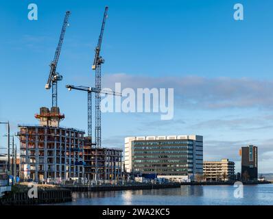 Wohnhäuser im Bau am Dockside, Leith Harbour Waterfront, Edinburgh, Schottland, Großbritannien Stockfoto