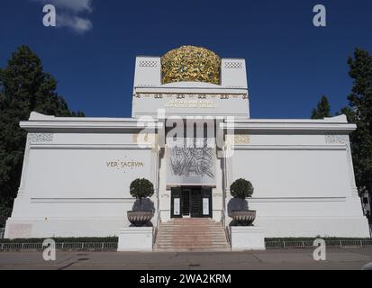 WIEN, ÖSTERREICH - UM 2022: Wiener Secession von Olbrich um 1897, der Zeit Ihre Kunst Ihre Freiheit Ver Sacrum Übersetzung in jedes Alter Stockfoto