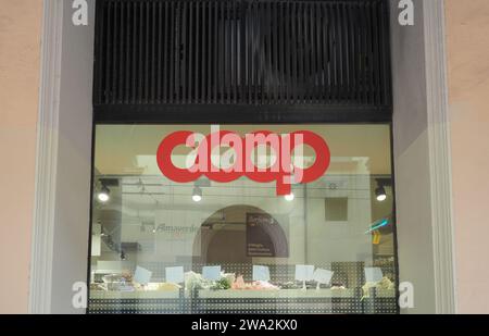 BOLOGNA, ITALIEN - CA. SEPTEMBER 2022: Coop Supermarket Storefront Schild Stockfoto