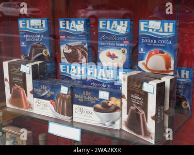 BOLOGNA, ITALIEN – CA. SEPTEMBER 2022: Elah Lindt und Baratti Milano Pudding Stockfoto