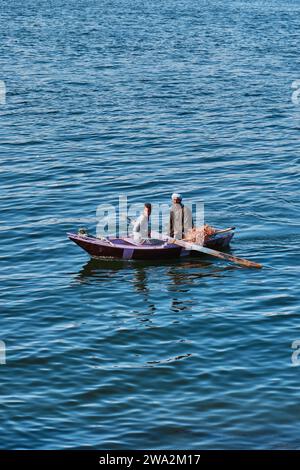 Luxor, Ägypten - 2. Januar 2024: Einheimische Männer segeln mit einem Boot auf dem Nil in Luxor Stockfoto