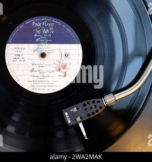 Side 2 of the Wall von Pink Floyd (Vinyl-LP) wird gespielt. Rega II Drehscheibe Stockfoto