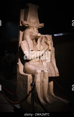 Luxor, Ägypten - 2. Januar 2024: Die Krokodilköpfige Gottheit Sobek und Amenhotep III. Im Luxor Museum Stockfoto