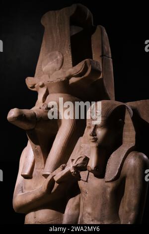 Luxor, Ägypten - 2. Januar 2024: Die Krokodilköpfige Gottheit Sobek und Amenhotep III. Im Luxor Museum Stockfoto