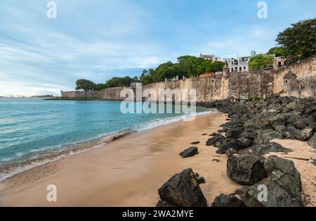 Historische Stadtmauer entlang der Küste von San Juan, Puerto Rico. Stockfoto