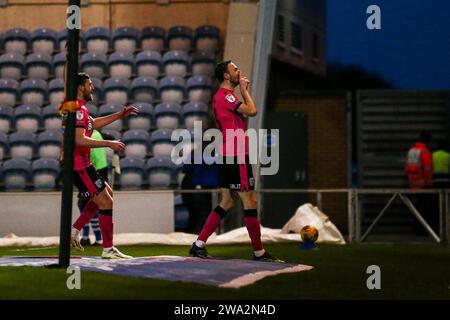 Gillinghams Scott Malone (rechts) feiert das erste Tor ihrer Mannschaft während des Spiels der Sky Bet League Two im JobServe Community Stadium in Colchester. Bilddatum: Montag, 1. Januar 2024. Stockfoto