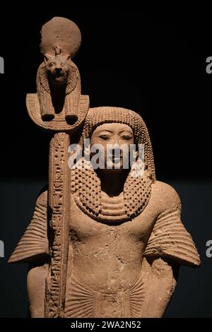 Kairo, Ägypten - 2. Januar 2024: Statue von Nebre im Luxor Museum Stockfoto