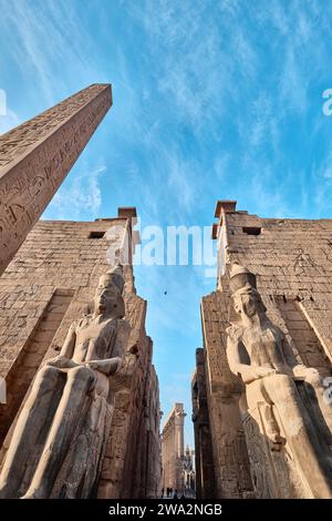 Luxor, Ägypten - 26. Dezember 2023: Haupteingang des Luxor-Tempels, erster Pylon mit Obelisken und Statuen von Ramesses II Stockfoto