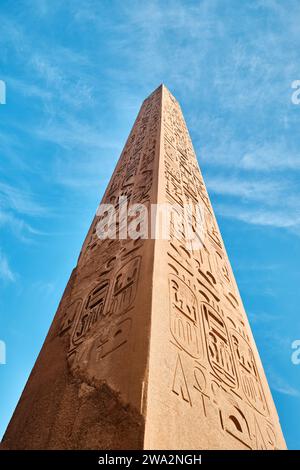 Luxor, Ägypten - 2. Januar 2024: Obelisk von Thutmose I. im Karnak-Tempel Stockfoto