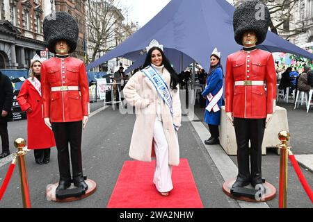 London, Großbritannien. Januar 2024. Madeleine Wahdan, Miss Great Britain 2023/24 nehmen an der jährlichen Neujahrsparade in london Teil, bei der Hunderte von Wagen in Zentral-london, Großbritannien, teilnehmen. Quelle: Siehe Li/Picture Capital/Alamy Live News Stockfoto