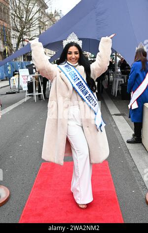 London, Großbritannien. Januar 2024. Madeleine Wahdan, Miss Great Britain 2023/24 nehmen an der jährlichen Neujahrsparade in london Teil, bei der Hunderte von Wagen in Zentral-london, Großbritannien, teilnehmen. Quelle: Siehe Li/Picture Capital/Alamy Live News Stockfoto