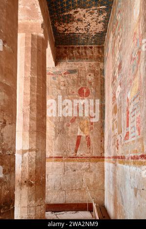 Luxor, Ägypten - 26. Dezember 2023: Malte Reliefs am Grabtempel der Königin Hatschepsut Stockfoto