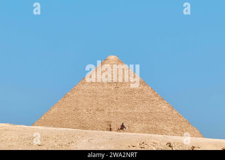 Gizeh, Ägypten - 24. Dezember 2023: Die große Pyramide Khufu (Cheops) auf dem Gizeh-Plateau, Kairo Stockfoto