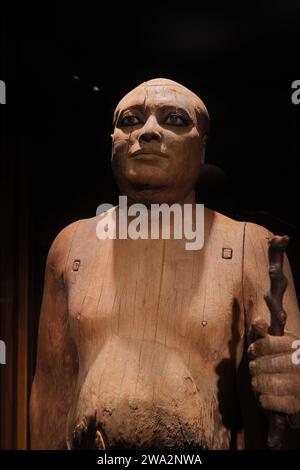 Kairo, Ägypten – 2. Januar 2024: Ägyptische Statue, die Kaaper, den Oberlektorenpriester namens Scheich El-Balad, im Ägyptischen Museum darstellt Stockfoto