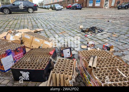 Leipzig - Massenweise Müll nach Silvester-Feuerwerk: Stadtreinigung seit der Nacht im Großeinsatz 01.01.2024 gegen 13,15 Uhr Stadtgebiet Leipzig nach dem Feuerwerk ist vor den Müllbergen: Seit der Nacht sind Mitarterinnen und Mitarbeiter der Stadtreinigung Leipzig im Großeinsatz, um Reste von Feuerwerks-Batterien und Rakten aus den Straßen zu beräumen. Bereits in der nach gegen 2 Uhr begann der Großeinsatz am Connewitzer Kreuz, dem Augustusplatz, der Eisenbahnstraße und weiteren zentralen Orten. WEITERE Säuberungsaktionen werden auch an Neujahr und den folgendne Tage anhalten. Auch Hausbesitz Stockfoto