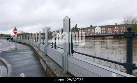 Hochwasserbarrieren am Fluss Severn bei Bewdley Worcestershire. UK, nach starkem Regen.Dezember 2023 Stockfoto