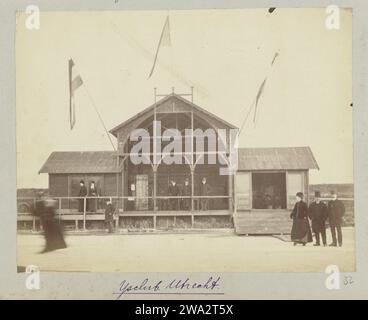 Das Clubgebäude des IJsclub Utrecht, 1888 fotografiert das Clubgebäude des IJsclub Utrecht mit einer winkenden Flagge. Vor dem Gebäude befinden sich mehrere Männer mit Bowler-Hut und langem Mantel. Mit Bildunterschrift: IJsclub Utrecht. Niederlande Papier. Albumendruck mit Fotounterstützung Stockfoto