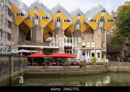 Würfelhäuser mit einer Terrasse darunter, von wo aus man den Blick auf den alten Hafen von Rotterdam genießt. Stockfoto