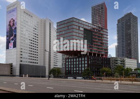 Moderne Bürohochhäuser mit dem Willemswerf und dem Havensteder-Gebäude in Rotterdam. Stockfoto