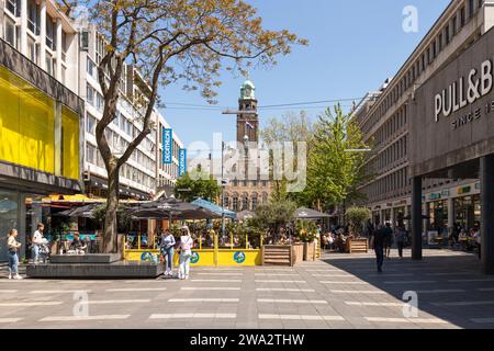 Menschen auf dem Rathausplatz in Rotterdam mit dem Rathaus im Hintergrund. Stockfoto