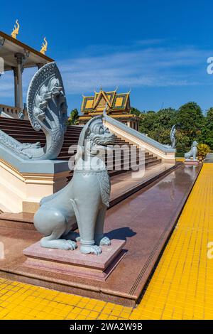 Leogryph (halb Löwe, halb greif) Statuen und Naga (halb Mensch, halb Schlange) Balustraden, Thronsaal, Königspalast, Phnom Penh, Kambodscha Stockfoto