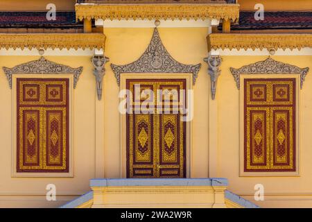 Verzierte Türen und Fensterläden von Hor Samrith Vimean, dem Bronzepalast, im königlichen Palastkomplex, Phnom Penh, Kambodscha Stockfoto