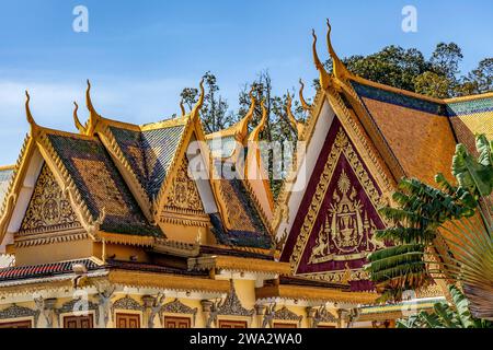 Die Dächer des Hor Samrith Vimean und der Preah erreichen Damnak Chan im Königspalast in Phnom Penh, Kambodscha Stockfoto