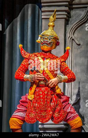 Traditioneller Khmer-Mekhala-Tanz, der den Triumph der Göttin der Gewässer über den Dämon Ream Eysaur, Siem Reap, Kambodscha, inszeniert Stockfoto