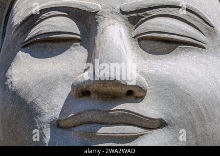 Nahaufnahme einer modernen Schnitzerei des Gesichts des Buddha in einem Steinmetzladen zwischen Phnom Penh und Siem Reap, Kambodscha Stockfoto