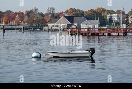 Kleines Boot in einer Boje: Ein kleines Fischerboot liegt an einem Festmacherball in einem Hafen von New England. Stockfoto