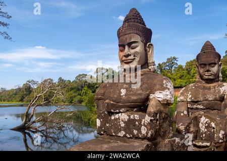 Statuen entlang der Brücke des Südtors nach Angkor Thom, Kambodscha Stockfoto