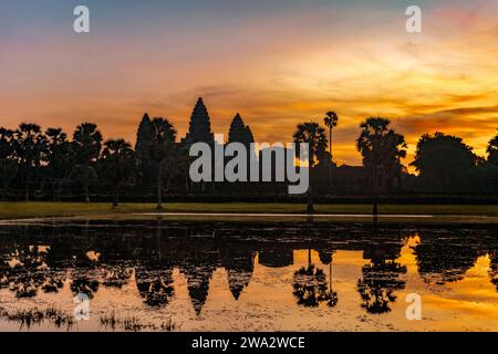 Sonnenaufgang über dem Khmer-Tempel von Angkor Wat, Kambodscha, spiegelt sich im Wasser Stockfoto