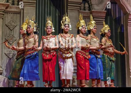 Junge kambodschanische Tänzerinnen, die einen klassischen Khmer-Tanz vorführen, das Apsaras-Ballett, Siem Reap, Kambodscha Stockfoto