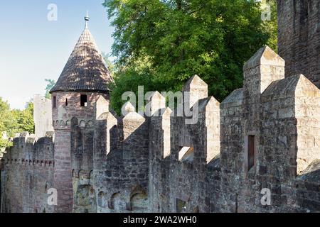 Alte Steinmauer mit Turm in der historischen Stadt Wertheim am Main, entlang des Main in Baden-Württemberg. Stockfoto