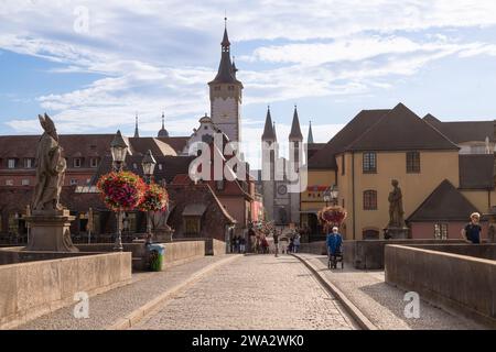 Alte Hauptbrücke über den Main an der Altstadt von Würzburg, Bayern. Stockfoto