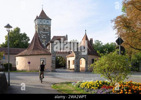 Gate Rödertor in der mittelalterlichen Stadt Rothenburg ob der Tauber in Bayern. Stockfoto