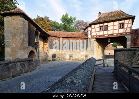 Gate Rödertor in der mittelalterlichen Stadt Rothenburg ob der Tauber in Bayern. Stockfoto