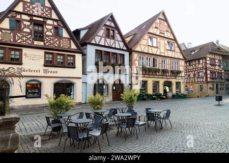 Historische Fachwerkhäuser im Zentrum der mittelalterlichen Stadt Rothenburg in Deutschland. Stockfoto